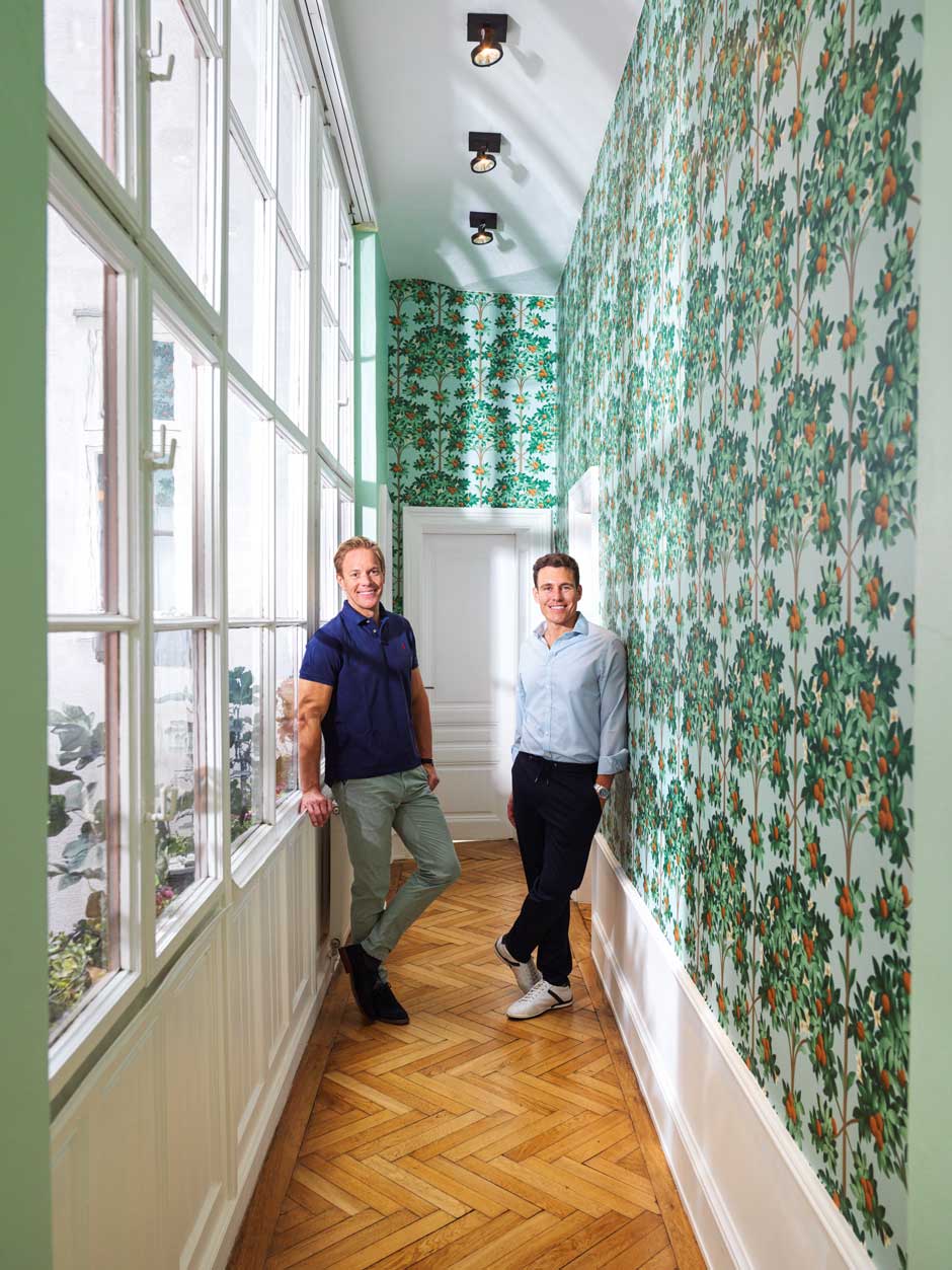 Gang mit Aussicht&nbsp;Andreas Wessely (l.) und Michael Niederer beweisen Mut zu Farbe und Muster. Wandfarbe: Mylands. Tapete »Orange Blossom«: Cole &amp; Son.