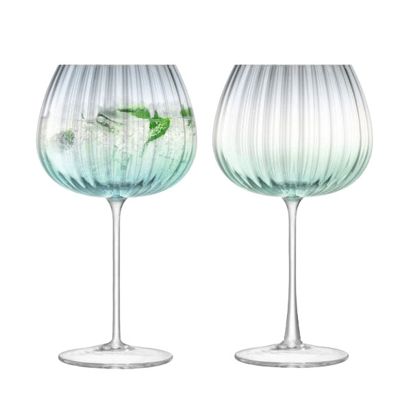 Prost! Das große »Dusk Balloon«-Ginglas ermöglicht das aromatische Mischen und Aufgießen von Gin, Mixgetränken und Zitrusgarnituren, während der lange Stiel dazu beiträgt, das Getränk kühl zu halten. johnlewis.com 