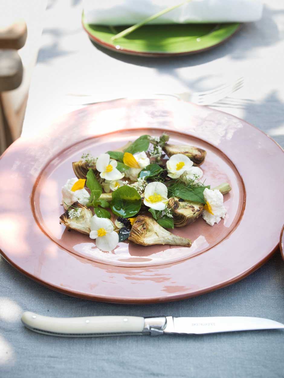 Blumig geschmackvoll&nbsp;Sommerartischocken mit Korianderöl, Spinatraritäten und Schafstopfen.&nbsp;Das Rezept dazu finden Sie in der gedruckten Ausgabe, die im Online-Shop erhältlich ist.&nbsp;