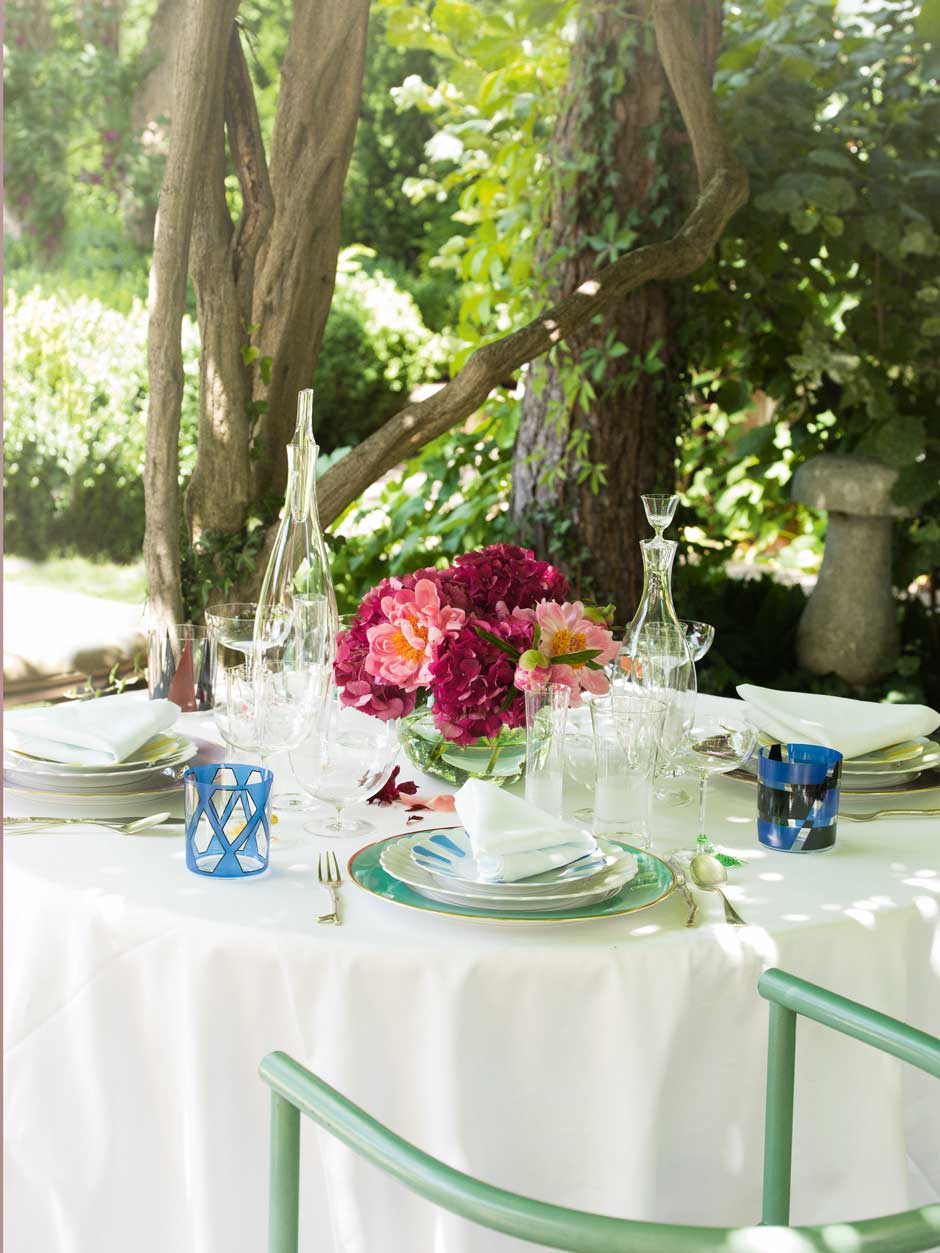 1. Kleiner Dekanter und tiefe Champagnerschalen »Trinkservice No. 238«, Gläser mit Muster »NEO«, großer Dekanter »Trinkservice No. 276«, Blumenvase »BV60«, Gläser mit Schliff »Trinkservice No. 282«, Champagnerschale »Trinkservice No. 280« von J. &amp; L. Lobmeyr auf lobmeyr.at. 2. Besteck erhältlich bei »Taubenkobel«. 3. Platzteller mit Farbfond und Goldrand »Türkis«, Speiseteller und Dessertteller »Melone« von Augarten auf augarten.com