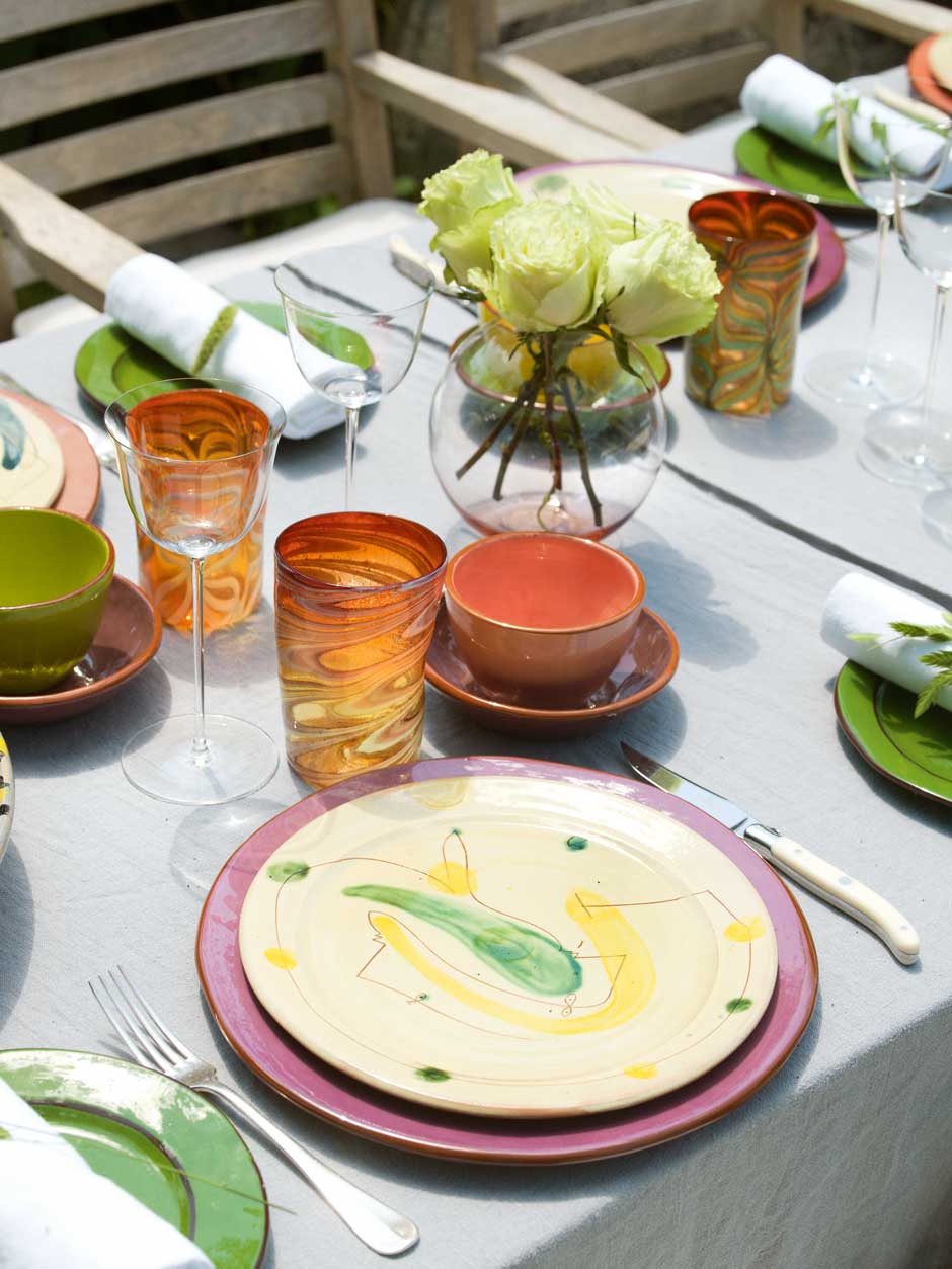 1. Flacher Teller mit Muster von Hans Fischer, Serving Platter, Dinner Plate und Bowls von Atelier Veneziano, alles erhältlich bei bonton-keramik.com 2. Besteck und individuelle Murano-Gläser erhältlich bei Taubenkobel. 3. Gläser»Trinkservice No.238« und Blumenvasen »BV60« von J. &amp; L. Lobmeyr auf lobmeyr.at.