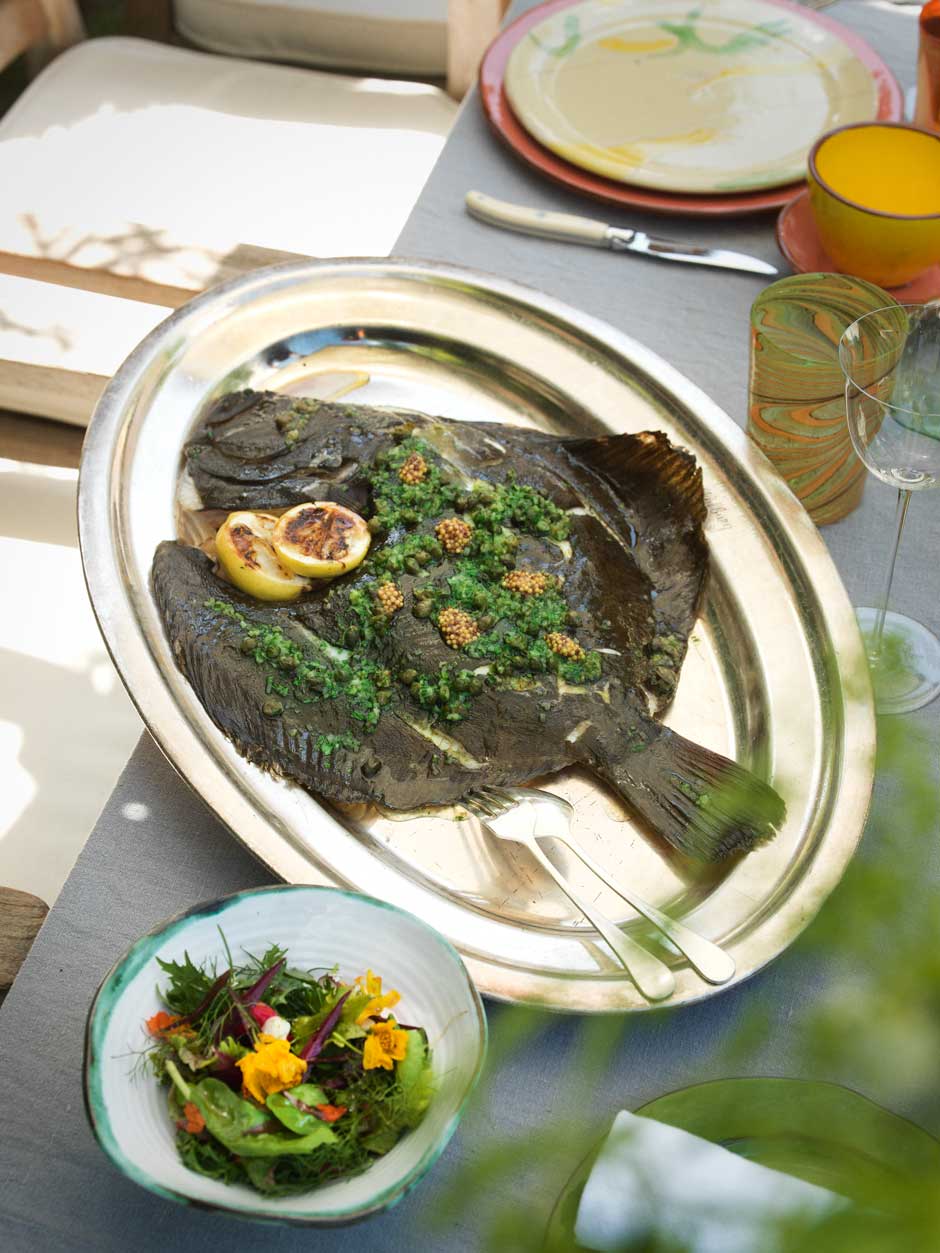 Mit Stumpf und Stiel&nbsp;Steinbutt an der Gräte gegrillt mit Kapern-Schalotten-Butter und Sommersalat.&nbsp;Das Rezept dazu finden Sie in der gedruckten Ausgabe, die im Online-Shop erhältlich ist.&nbsp;