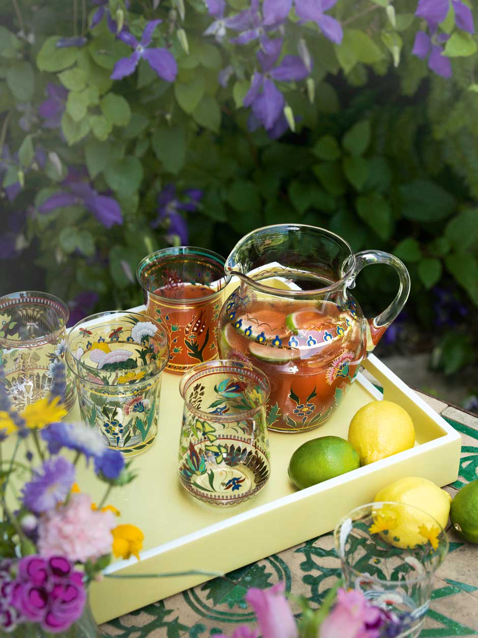 1. Dekanter »Trinkservice No. 238«, Glas mit Muster »NEO«, Gläser mit Schliff »Trinkservice No. 282«, Champagnerschale »Trinkservice No. 280« mit Glasquastenset »Sommer« von J. &amp; L. Lobmeyr auf lobmeyr.at. 2. Besteck erhältlich bei »Taubenkobel«. 3. Platzteller mit Farbfond und Goldrand »Türkis«, Speiseteller und Dessertteller »Melone« von Augarten Porzellanmanufaktur auf augarten.com.