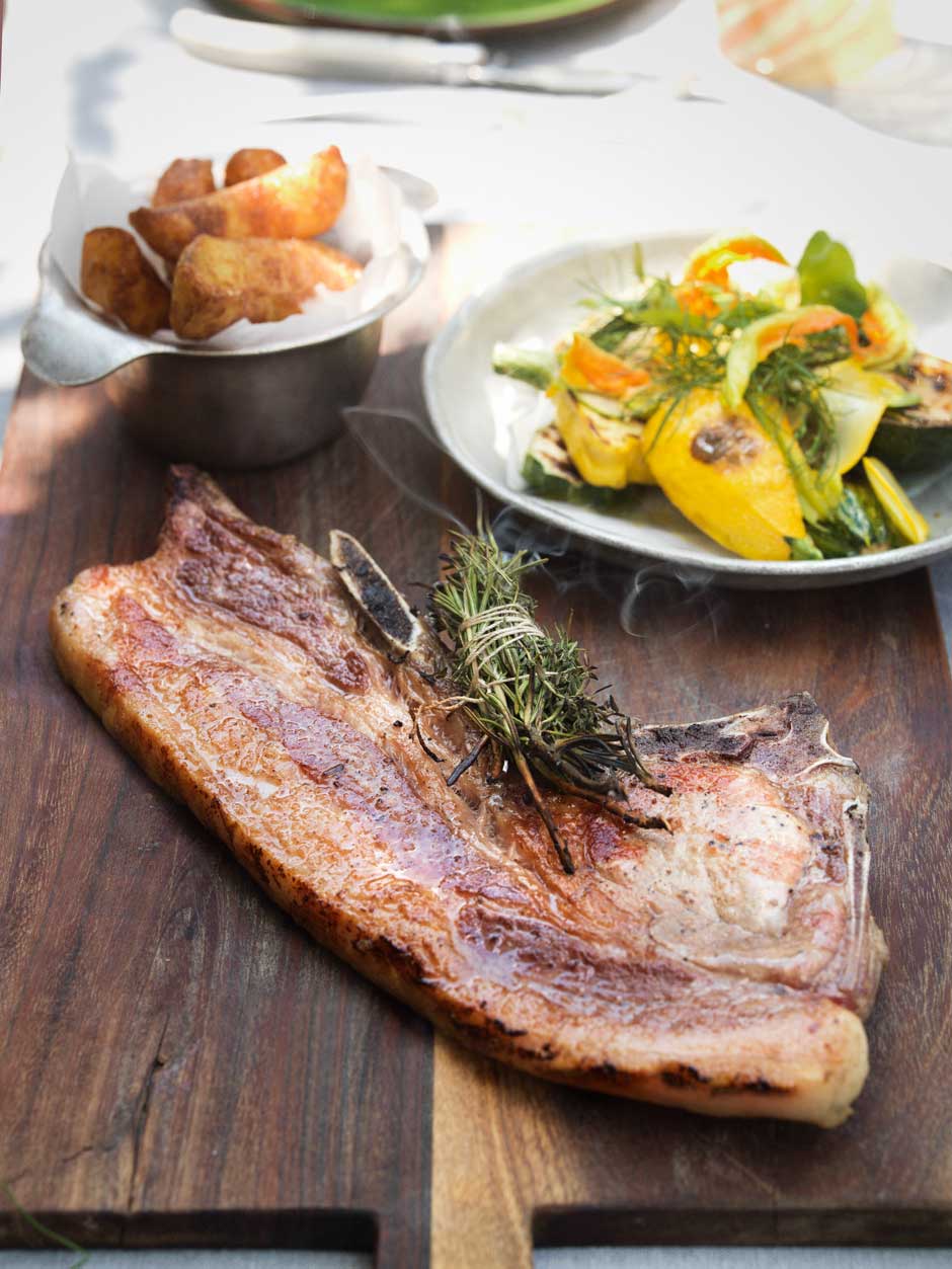 Butterzart&nbsp;Schweinekotelett mit Pommes Pont-Neuf und Zucchinigemüse. Das Rezept dazu finden Sie in der gedruckten Ausgabe, die im Online-Shop erhältlich ist.&nbsp;