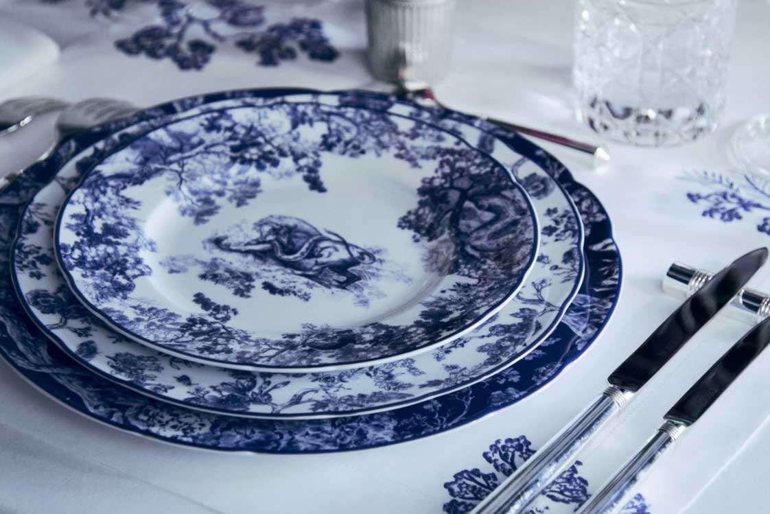 Monsieur Dior war ein wahrer Pionier der Modeszene, der mit seinem »New Look«&nbsp;die Ästhetik einer ganzen Generation definierte. Ebenso klassisch und zeitlos ist die Haushaltsserie der Maison mit Geschirr, Decor und Textilien. dior.com

