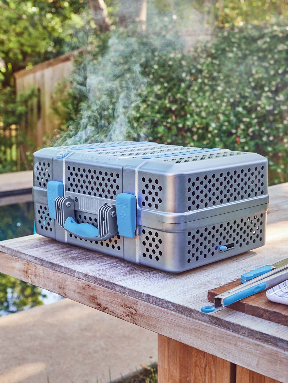 Reisefertig&nbsp;Kohlegrill und Smoker und noch dazu portabel? Nomad Grills macht es möglich und liefert den ultimativen Koffer für Ihre Grillreisen.&nbsp;nomadgrills.com