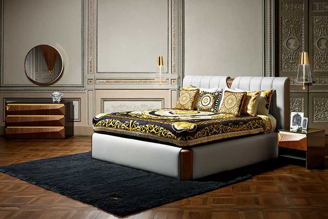 Versace Home&nbsp;All jene die gerne prunkvoll und opulent leben, sollten einen Blick auf die Kollektion von Versace Home werfen, die die weltberühmten Muster des Labels trägt. Haustierbesitzer werden sich auch an den Accessoires für Vierbeiner erfreuen. versace.com

