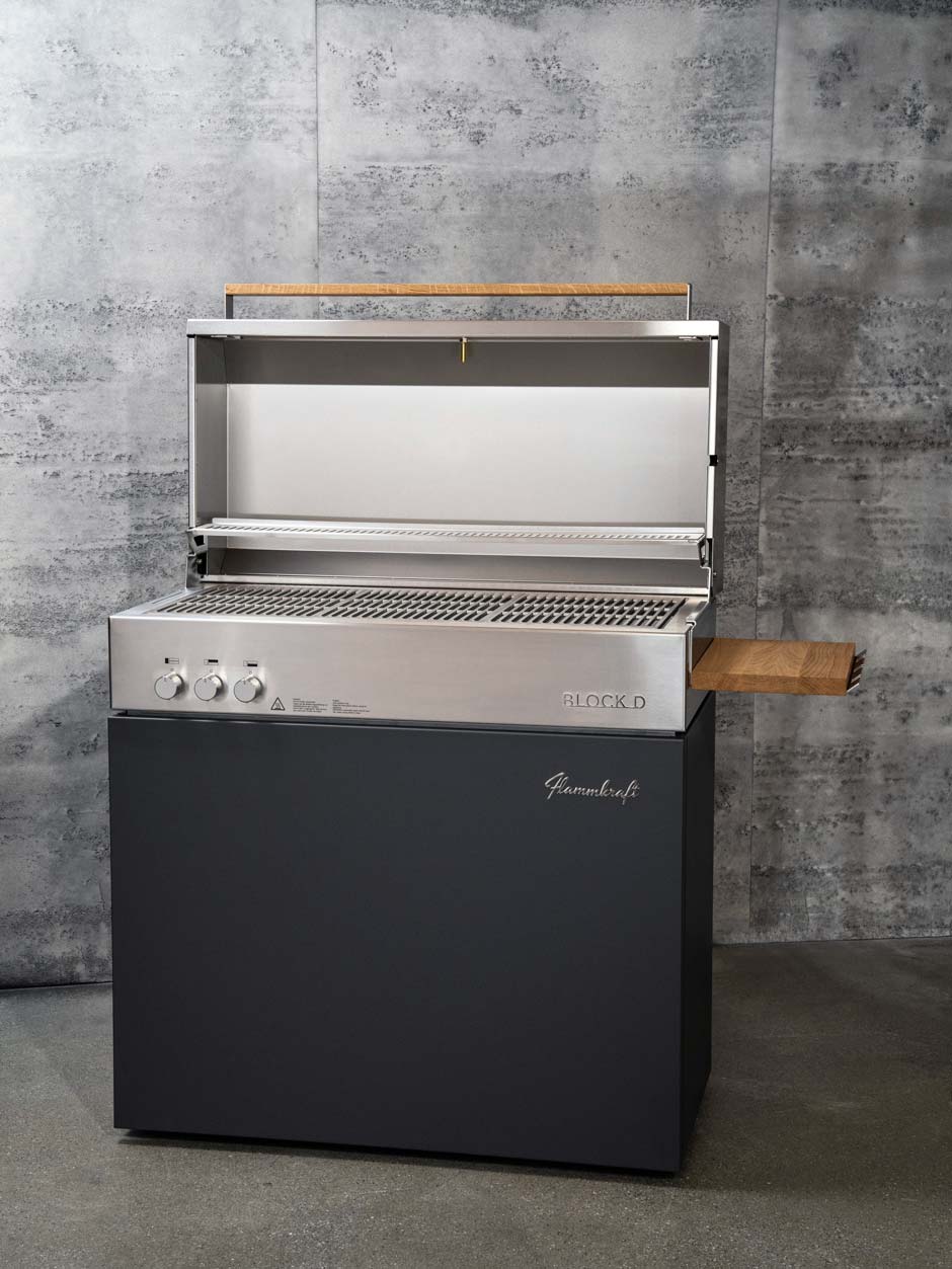 Der Hochleistungsgasgrill&nbsp;»Block D« treibt die Temperatur auf bis zu 900&nbsp;Grad hoch. Die Designikone gibt’s in&nbsp;verschiedenen Farben.&nbsp;flammkraft.com 