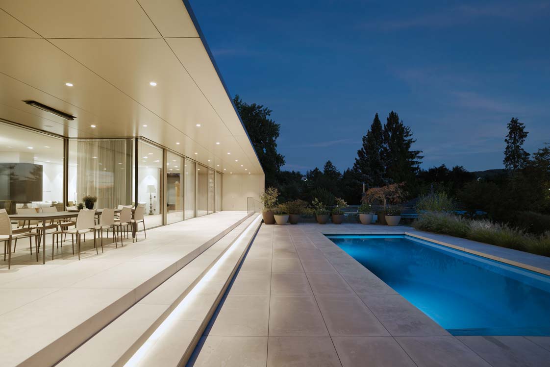 Eine Villa, die Tugend hat&nbsp;Für die Bauherren diente die Villa Tugendhat in Brünn als stilistisches Vorbild. Mit dem Wiener Architekten Dominik Aichinger und den Glas-lösungen von Sky-Frame wurde Ludwig Mies van der Rohes Idee in die Gegenwart übersetzt.&nbsp;sky-frame.com