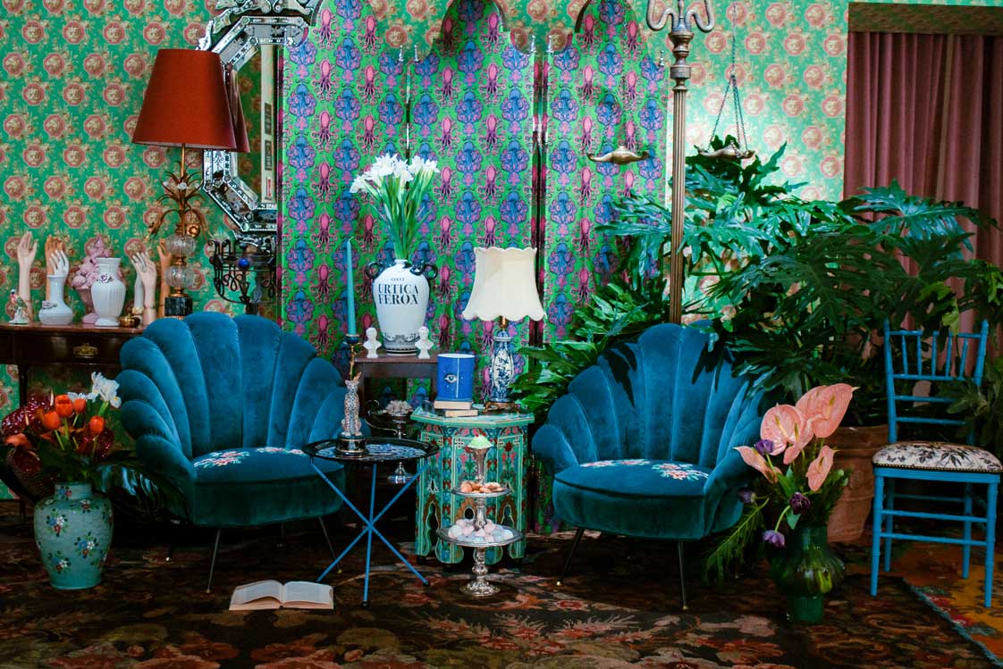 Gucci Décor Von Geschirr und Textilien über Möbel bis hin zu Tapeten, das maximalistische Modehaus peppt mit bunten Prints und schrillen Motiven jeden Raum auf typisch exzentrische Weise auf. gucci.com&nbsp;

