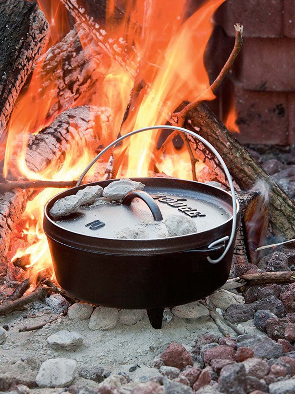 Wilder Westen&nbsp;Ein Dutchoven wie der »Camp« von Lodge ist stark im Trend. Warum? Weil’s easy ist. Zutaten rein in den Kessel,&nbsp; alles ins Feuer stellen, fertig ist der Eintopf. grillheaven.atvvv&nbsp;