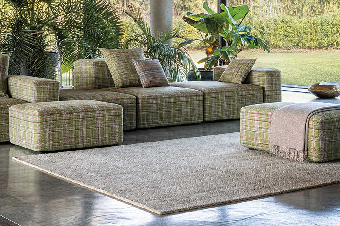 Missoni Home&nbsp;Die Home-Kollektion des Traditionshauses ist ein harmonisches Zusammenspiel von Farben und Mustern, allen voran die ikonischen Zickzack-Linien der italienischen Marke. Highlight: Die gemusterten Hocker und Teppiche. missoni.com