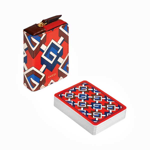 Zeitvertreib Selten war Kartenspielen so stilvoll wie mit dem »Geometric G«-Set von Gucci. gucci.com