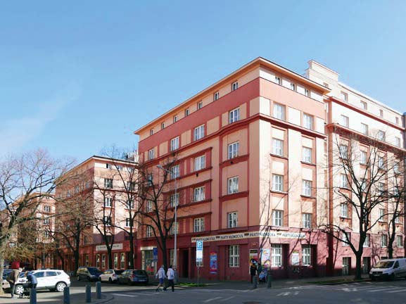 Rotes Haus&nbsp;Rudolf Hrabě, 1923 »Nicht nur der Name, sondern auch das Programm dieses wenig bekannten Wohnbaus erinnert an das Rote Wien. Wie schön wäre es, wenn es solche hochwertigen und leistbaren Wohnbauten heute wieder in Prag gäbe!«