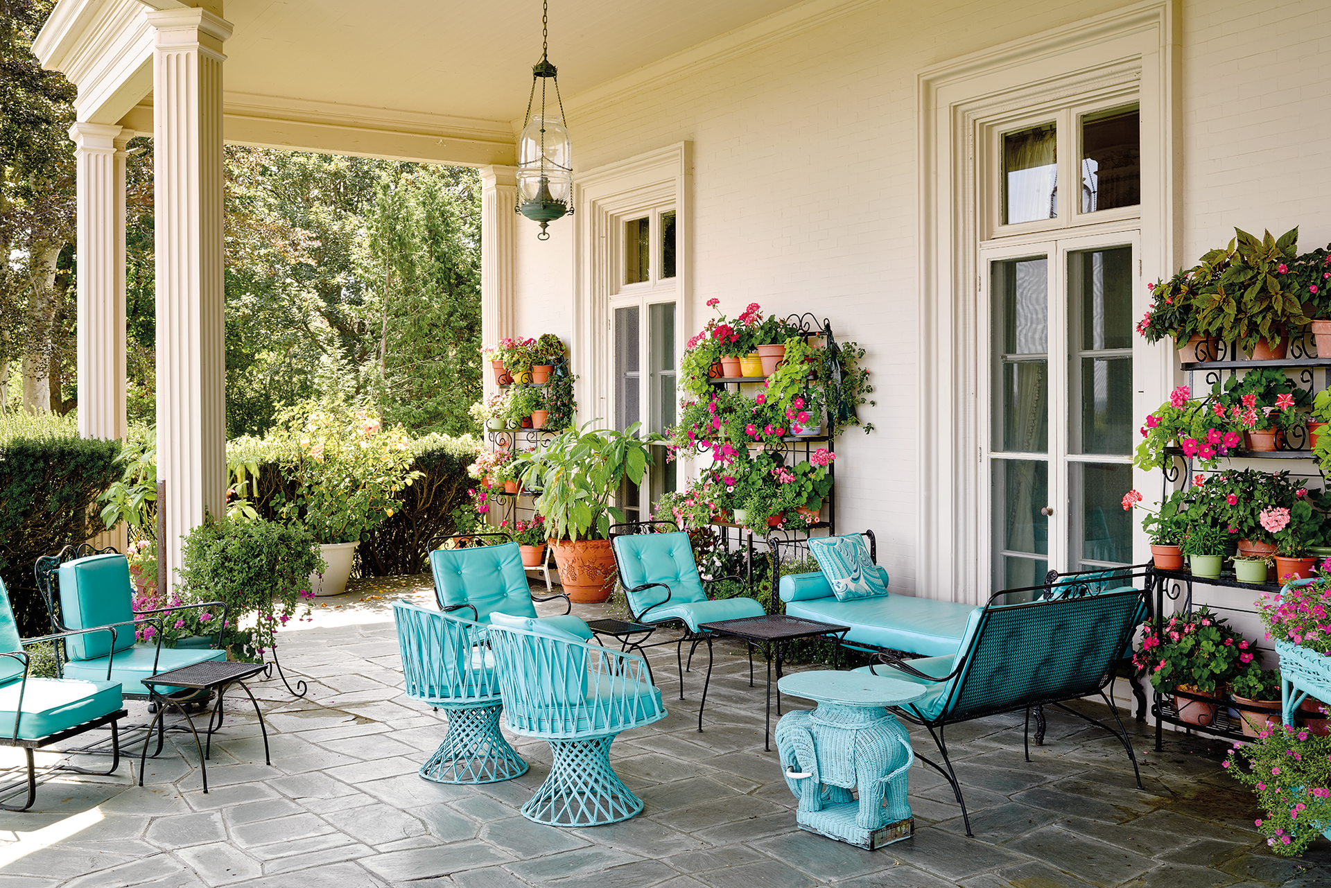 Türkis reißt mit&nbsp;– spätestens&nbsp;dann, wenn man eine großzügige -Terrasse in diese Farbe taucht.