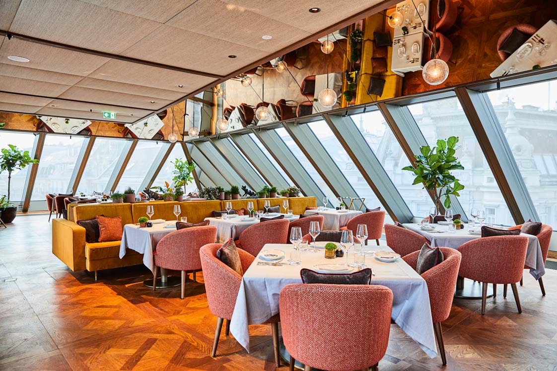 Genialer Ausblick&nbsp;Das Hotelrestaurant »Neue Hoheit« mit der integrierten Brasserie zu Beginn des Lokals wurde von Kroenland Design ausgestattet.