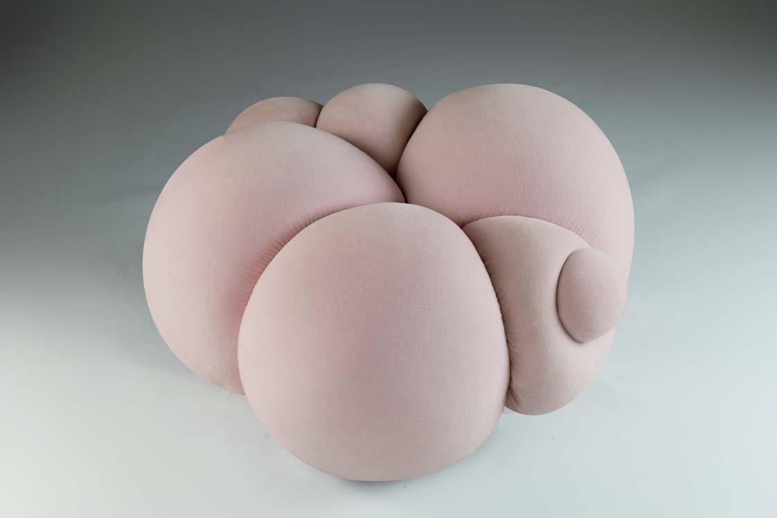 Feier der Weiblichkeit In ihrer aktuellen Sitzmöbelkollektion »Peaches« (Bild 1 und&nbsp;Bild 2) zelebriert die Designerin weibliche Formen. Durch die Kombination aus sanften Rundungen und weichen Oberflächen ist es die bisher kurvenreichste und organischste Kollektion von Bohinc.