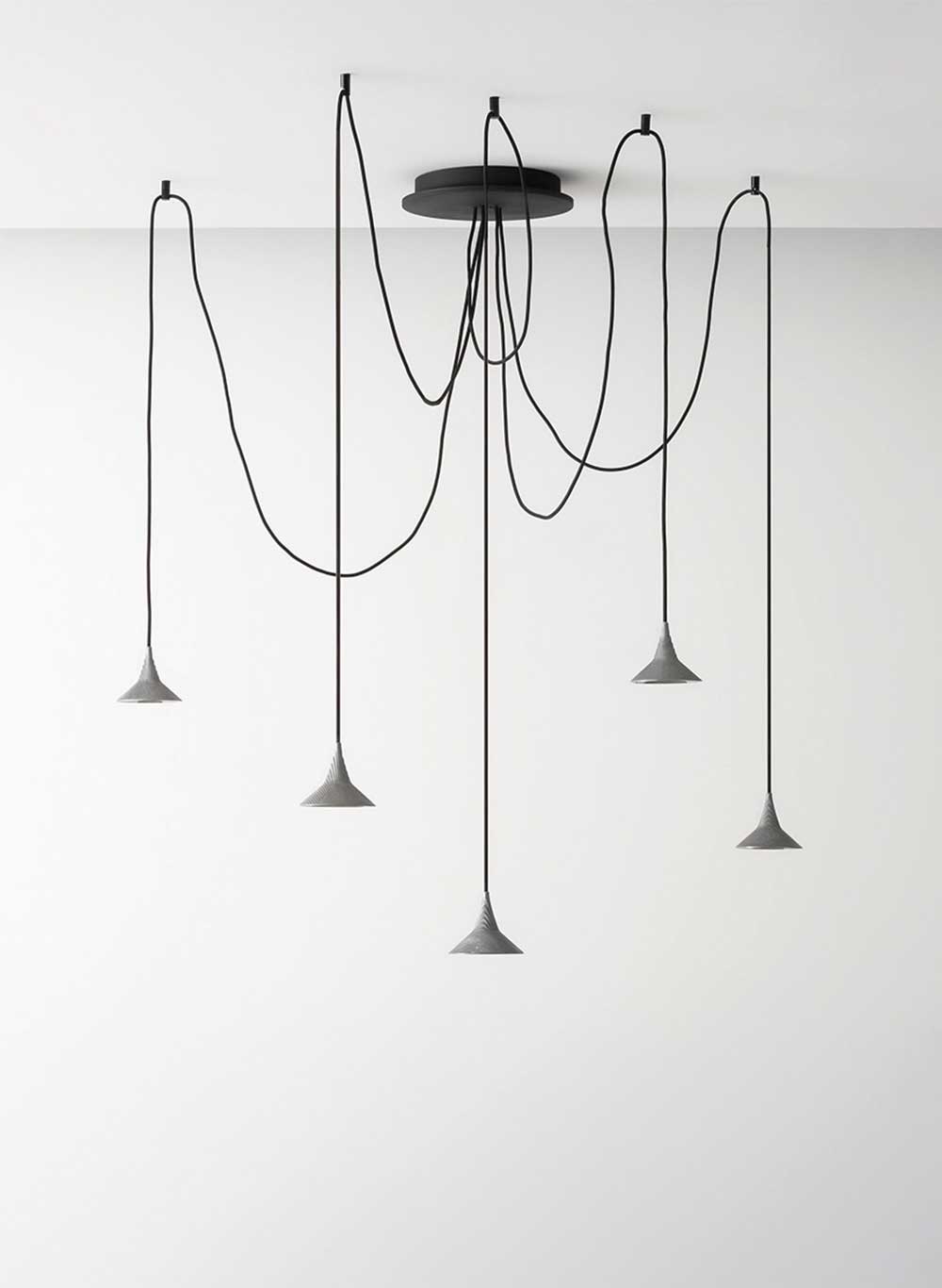Je nach Bedarf können die einzelnen Elemente von »Unterlinden« in unterschiedlichen&nbsp;Höhen und Positionen fixiert werden.&nbsp;artemide.com