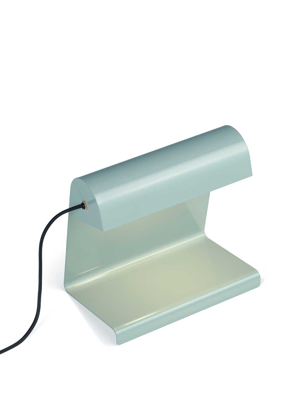 Sie kennen sicher die klassische Bankerlampe mit grünem Schirm und Goldbeschlägen? Jean&nbsp;Prouvé wusste schon 1930, dass deren Tage gezählt sind. vitra.com