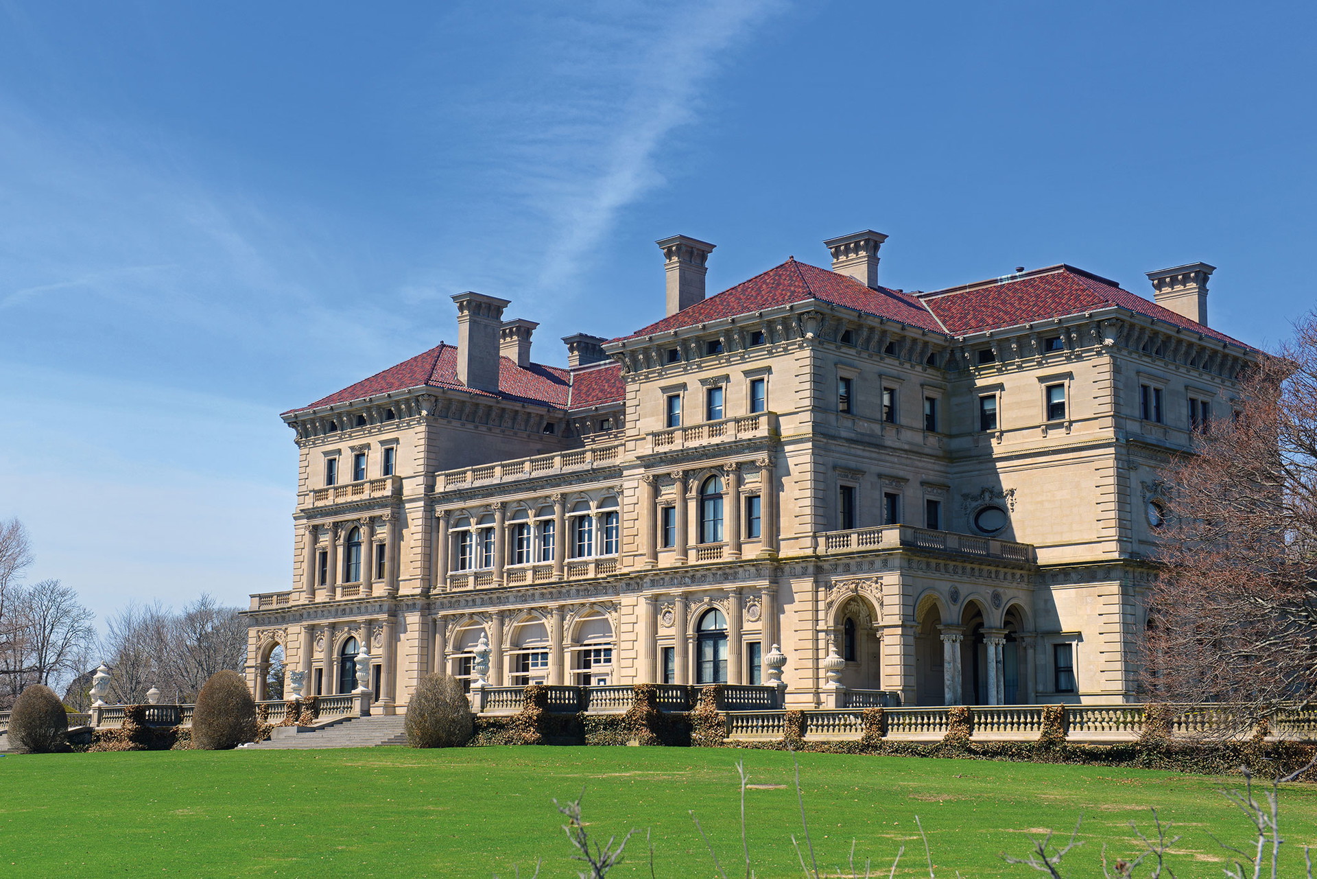Cornelius Vanderbilt II. ließ in Newport die Super-Mansion »The Breakers«&nbsp;bauen. Architektonisches Vorbild waren die italienischen Renaissancepaläste. Eklektik und Prunksucht&nbsp;at its best.