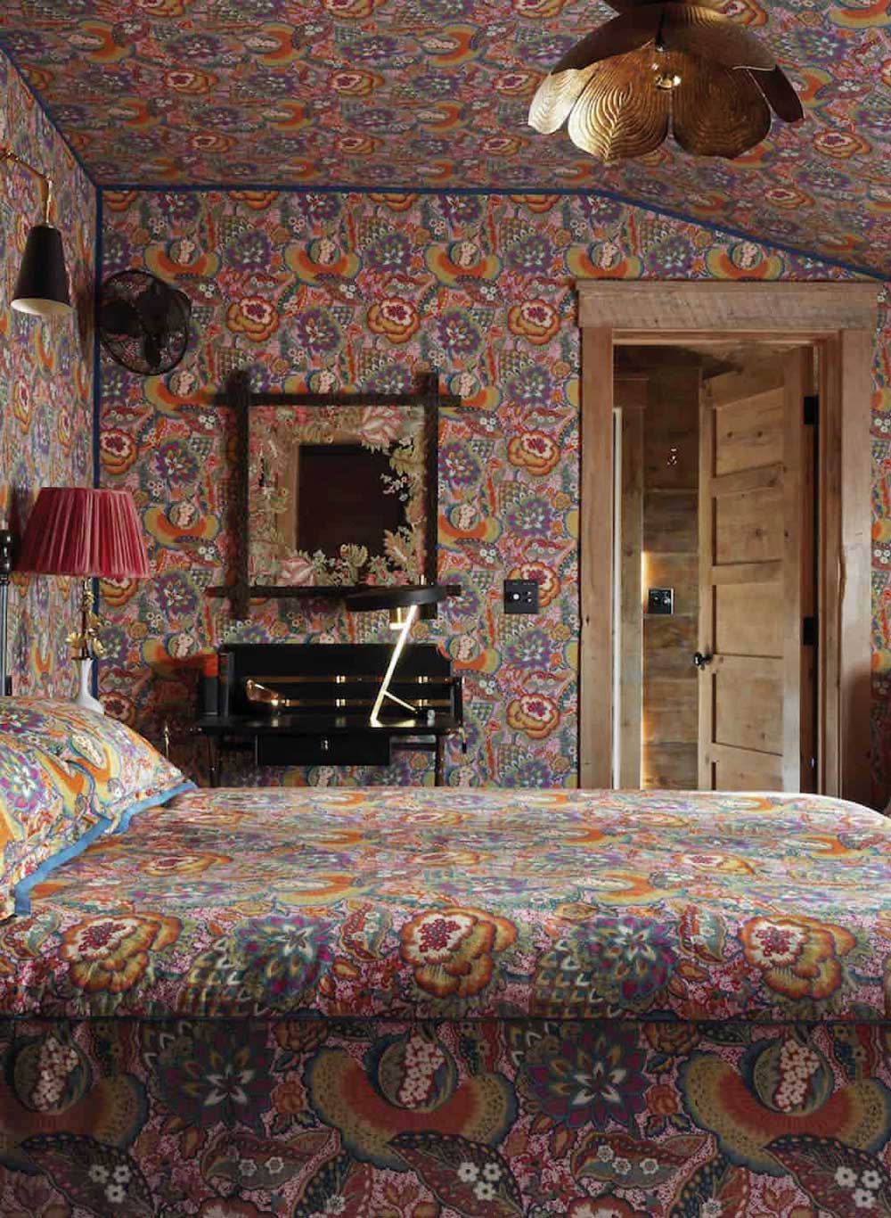 Luxustapeten mit romantischen Natur-motiven wurden schon im 17.&nbsp;Jahrhundert von Hand&nbsp;gemalt. Wie diese neuen für das Schloss Belvoir Castle von de Gournay.&nbsp;degournay.com