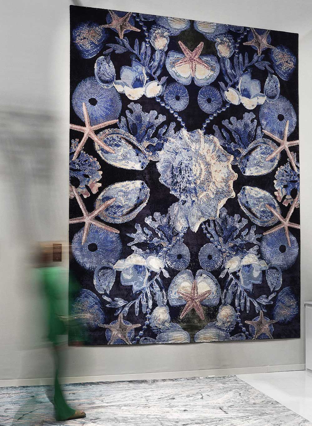 Der handgeknüpfte Seidenteppich von Marcel Wanders aus der Kollektion »Kaleido of Life« für&nbsp;Sahrai bezieht sich auf die Elemente Luft, Wasser und Erde. sahrai.com