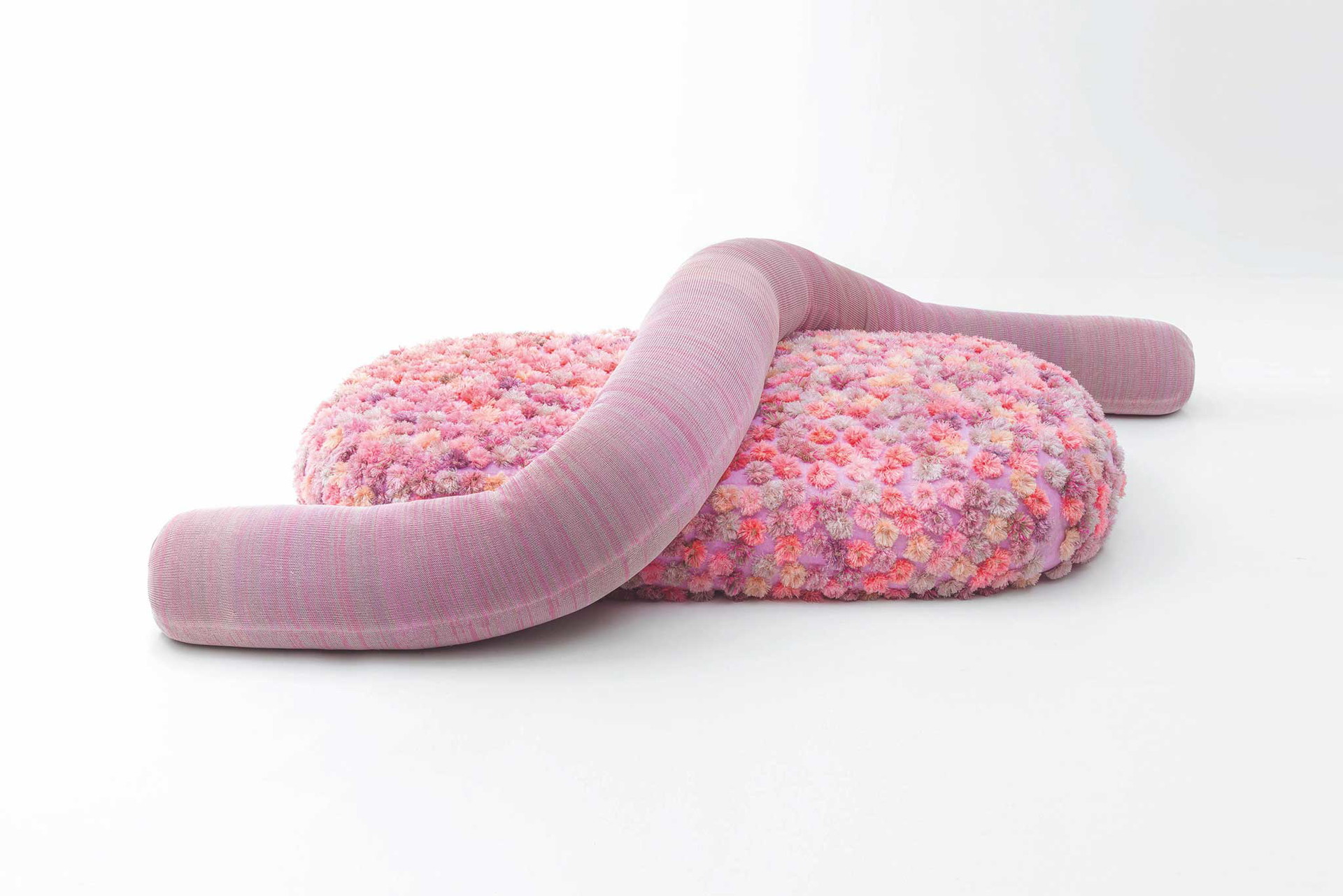 Den Sitzpuff aus Filz mit abnehmbarem Bezug von Estudio Campana für Paola Lenti gibt es in&nbsp;unterschiedlichen Farben.&nbsp;paolalenti.it
