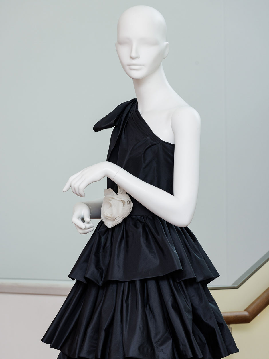 Yves Saint Laurent, Modell 74 / 1982, Abendkleid aus Seidentaft