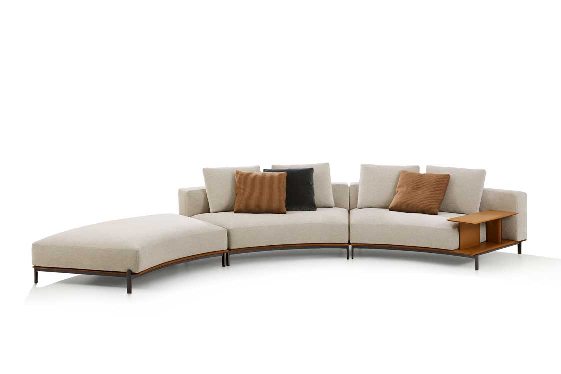 Schöne Kurven &nbsp;Jean-Marie Massaud schuf für Poliform ein schwungvolles Sofa mit flexiblen Kissen.&nbsp;poliform.it 