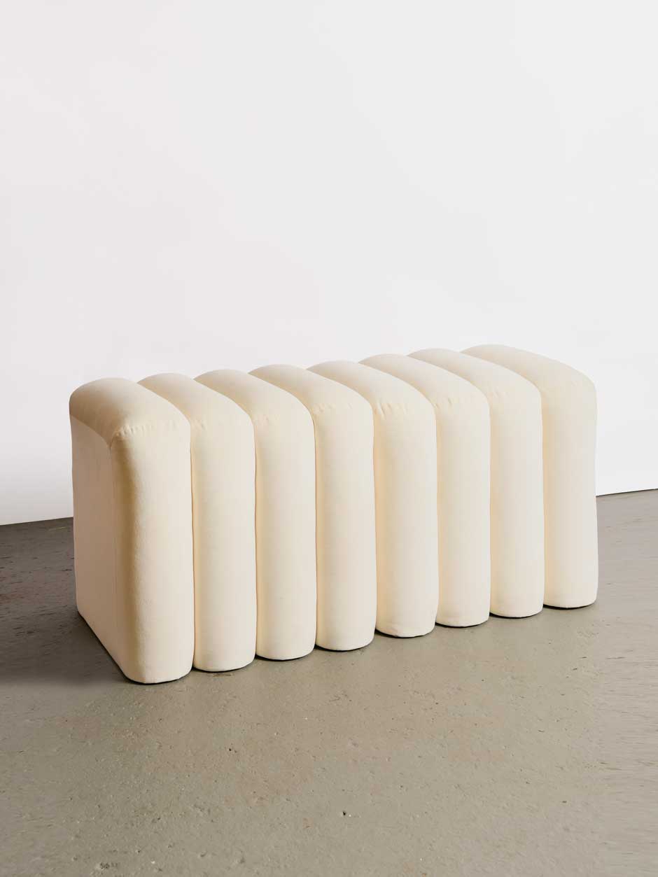 Bitte, nehmen Sie Platz! Sowohl der «Upholstered Stitch Stool» (l.) als auch der «BB Stool» (Bild) wirken fast zu kunstvoll, um auf ihnen zu sitzen.