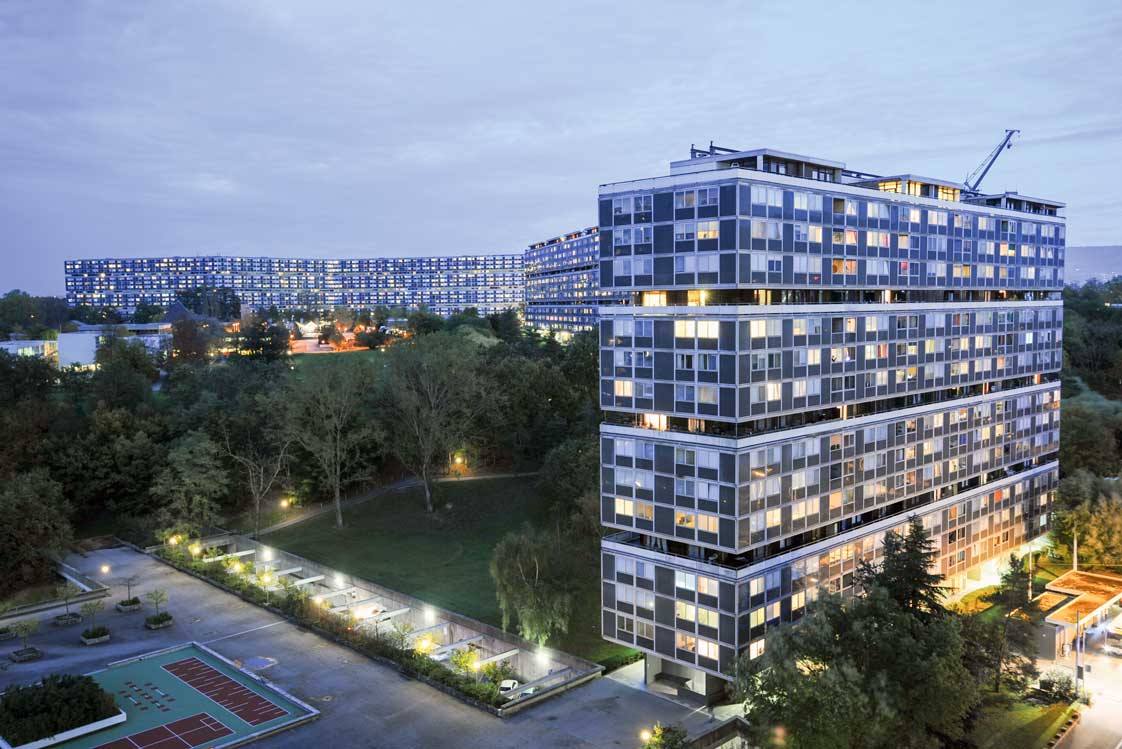 Cité du Lignon&nbsp;Georges Addor, Jacques Bolliger, Dominique Julliard, Louis Payot, 1963–1971 »Eine einzigartig radikale Idee, die die Zeit überdauert hat. Mit einer Länge von über einem Kilometer ist dieser Riesenbau am Ufer der Rhone seit 50&nbsp;Jahren ein beliebter und gut gepflegter Wohnort.