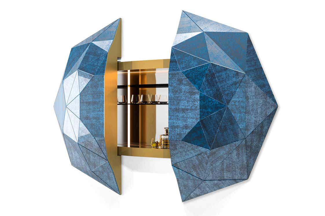 Diamantschliff&nbsp;Das »Diamante Cocktail Cabinet« hat Türen, die sich mittels Fernbedienung öffnen lassen.&nbsp;sicis.com