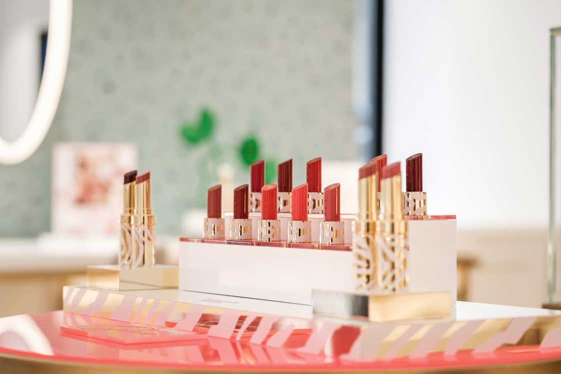 Lippenbekenntnis&nbsp;Auch das dekorative Angebot der Beauty-Marke hat sich bereits durchgesetzt. Je nach Wunsch wird das passende Make-up gezaubert.