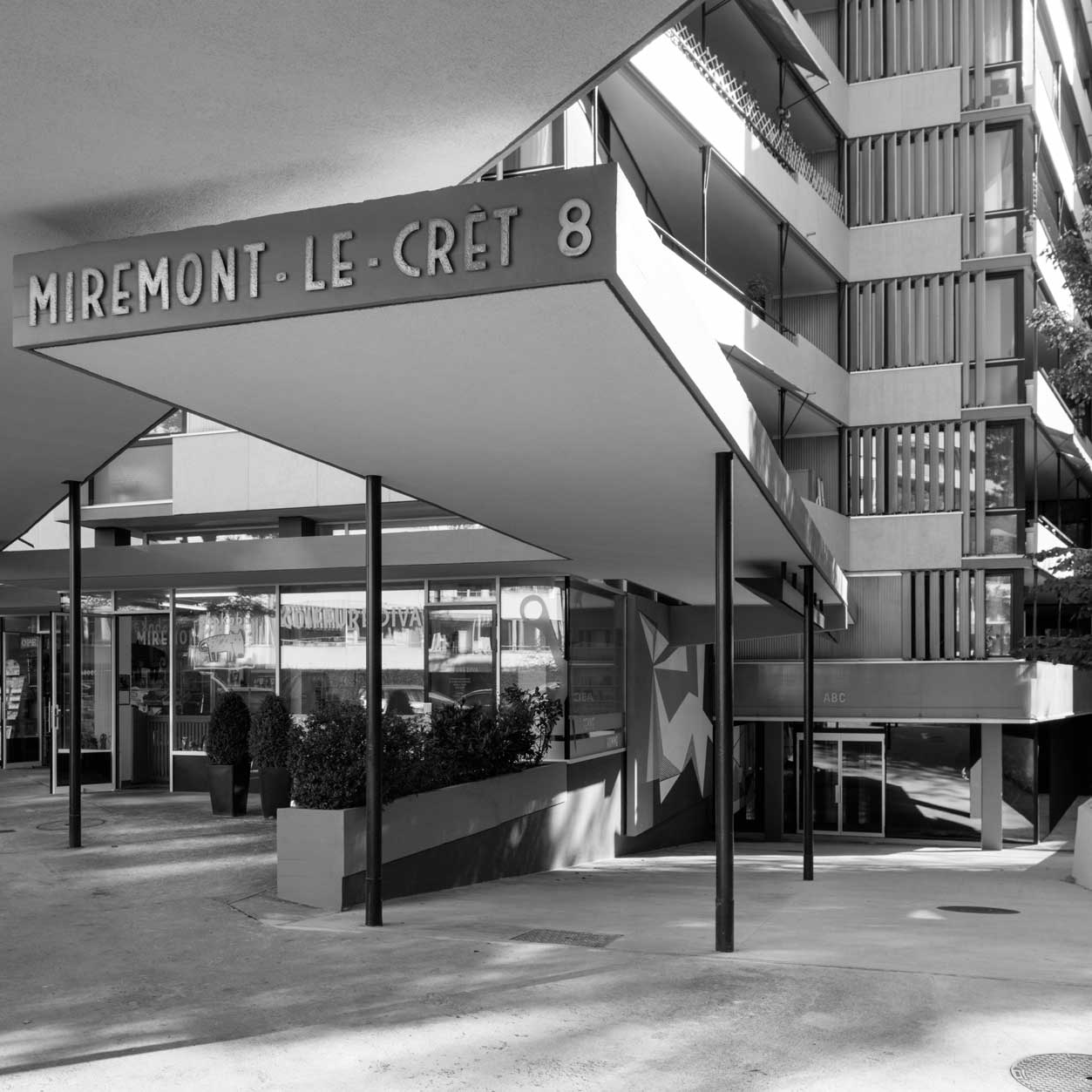 Miremont le Crêt&nbsp;Marc-Joseph Saugey, 1953–57 »Dieses Gebäude lotet auf vir-tuose Art Le Corbusiers Idee der ›Immeuble-Villa‹ aus, mit Wohnungen, die um große Balkone herum gruppiert sind. Es wurde 2015 vom Büro Meier + Associés Architectes restauriert.«