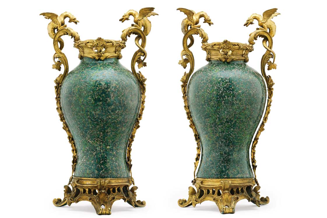 Paar Louis XV – Drachenhenkelvasen, Frankreich Mitte 18. Jh. und später,&nbsp;Schätzwert € 18.000 – 22.000
