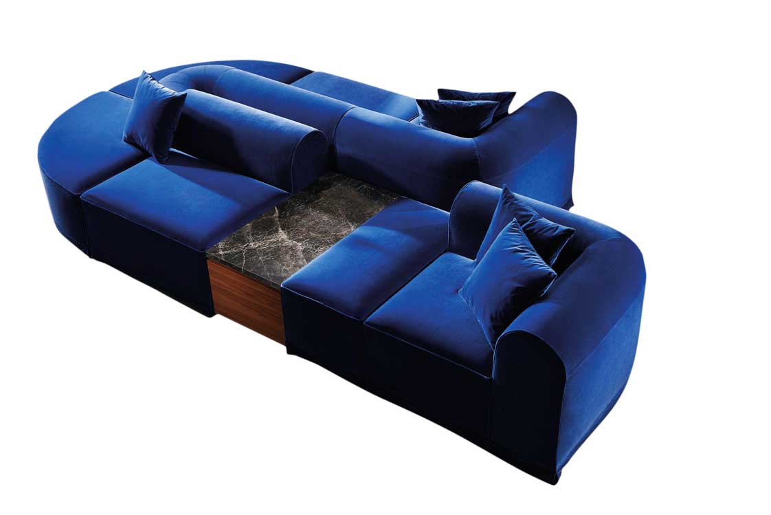 Bodentiefe Bogengeometrie&nbsp;Ein Dreisitzer-Sofa und drei verschiedene modulare Elemente von Neri&amp;Hu machen eine flexible Gestaltung möglich.&nbsp;wittmann.at 