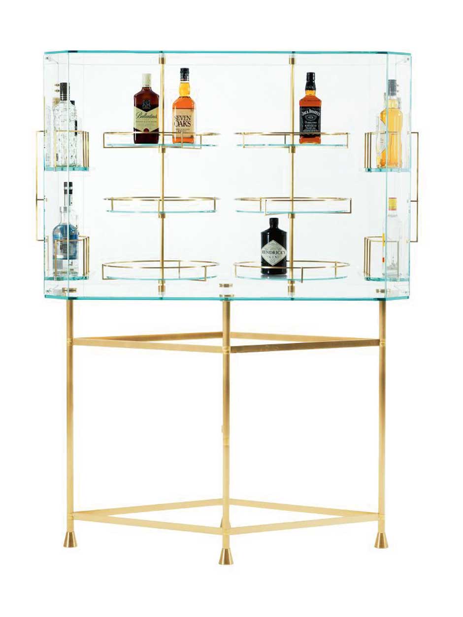 Box aus Glas Die grazile Bar »Float« aus gehärtetem Glas und satiniertem Messing von Pietro Russo für Baxter hat auch integrierte LED-Leuchten.&nbsp;baxter.it