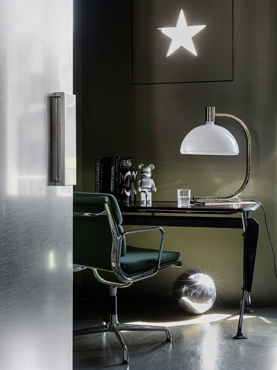Kreatives Refugium&nbsp;Das Arbeitszimmer ist ganz in Dunkelgrün gehalten und beherbergt gelegentlich auch Übernachtungsgäste. Vor dem Schreibtisch von Olivetti steht ein Drehstuhl von Vitra.