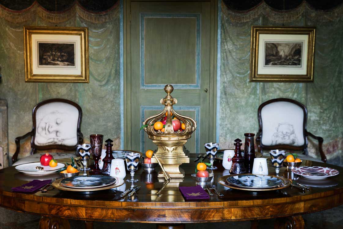 Prunkvoll gediegen Das gesamte Tablesetting stammt von les-ottomans.com Des Weiteren darunter: Dekorstücke aus privatem Eigentum