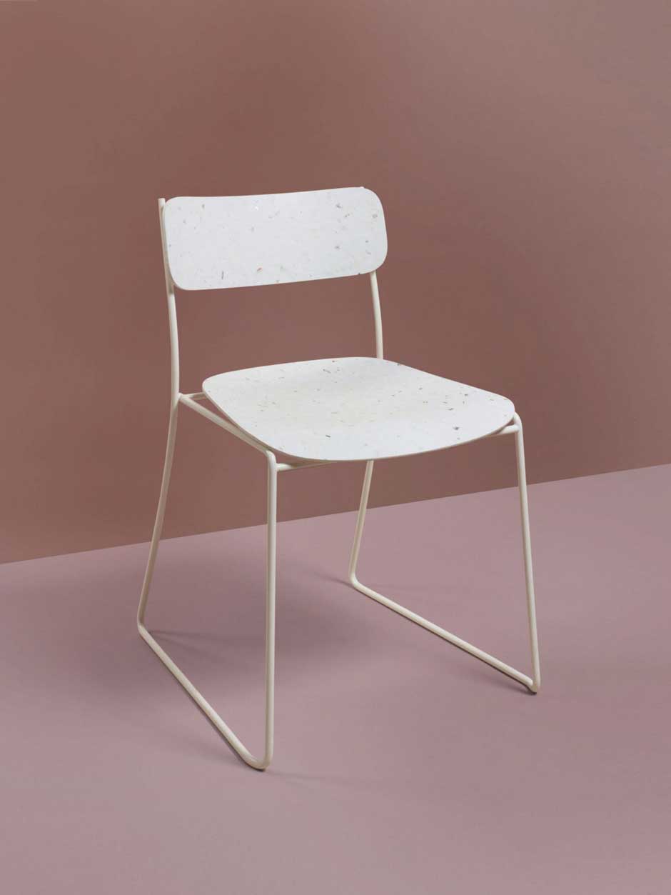 SEN 2022 »Wir sind selbst etwas überrascht, dass unser Lieblingsstück ein Sessel ist«, sagen Katharina Mischer und Thomas Traxler vom Wiener Designduo mischer'traxler über den »SEN 93,7« von Noma, der aus recyceltem Stahldraht und Kunststoff hergestellt wurde. »Aber dieser ist sehr einfach zerlegbar, das Material ist sortenrein und die Elemente kann man superleicht austauschen. Er wird lokal in Europa produziert. Na ja, und gefallen tut er uns auch!«