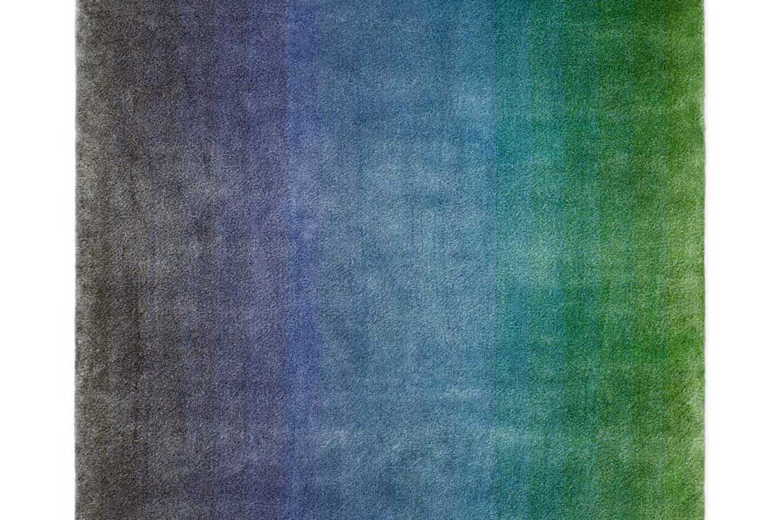 TECHNICOLOUR 2023&nbsp;»Technicolour« – das mag nach High-tech, Zelluloid und Chemie klingen, doch bei den gleichnamigen handgewobenen Teppichen von KVADRAT ist genau das Gegenteil der Fall. Denn hierfür hat man sich ganz nachhaltig auf die Basics der Herstellung fokussiert, nämlich: das Schaf. Die drei Produkte »Field«, »Flock« und »Fleece« sind Materialerkundungen, die das Verhältnis von Industrie, Landwirtschaft und Natur spürbar machen. Hier kann man im Liegen lernen und über Langlebigkeit sinnieren.