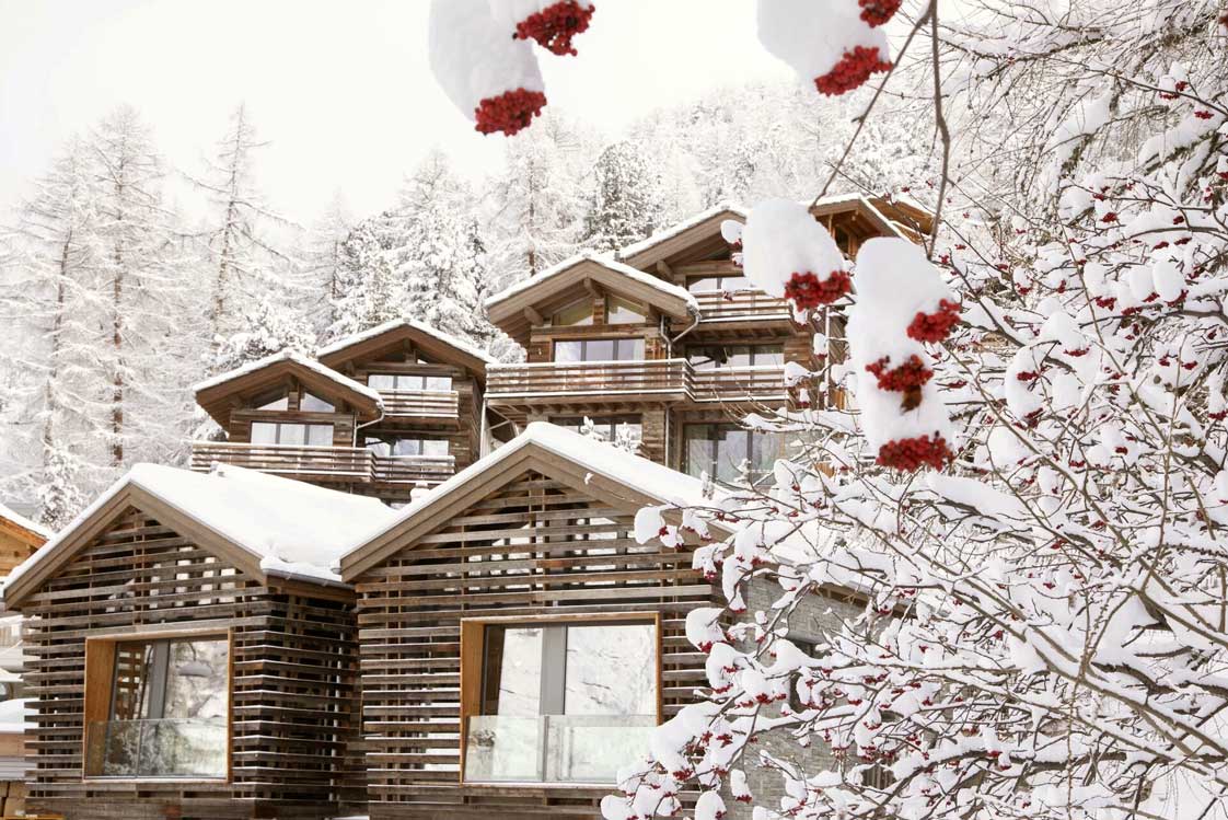 Eingebettet Die Zimmer des »Cervo« befinden sich in drei verschiedenen Lodgetypen, die sich harmonisch ins Dorfbild von Zermatt einfügen. cervo.swiss/de