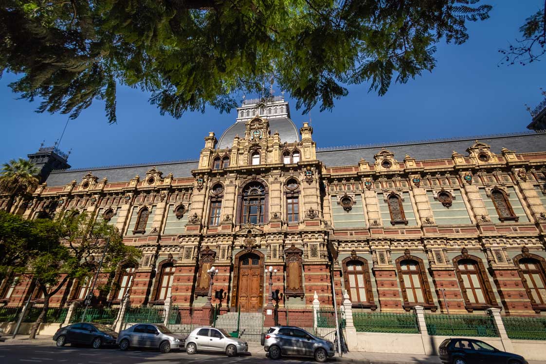 Palacio de Aguas Corrientes&nbsp;Carlos Nyströmer, 1877–94 »Die ehemalige städtische Pumpstation ist eines der weltweit großartigsten Gebäude des 19.&nbsp;Jahrhunderts. Diese Sinfonie aus Keramik ist mit 300.000 Fliesen bedeckt, die extra aus London herbeigeschafft wurden.«