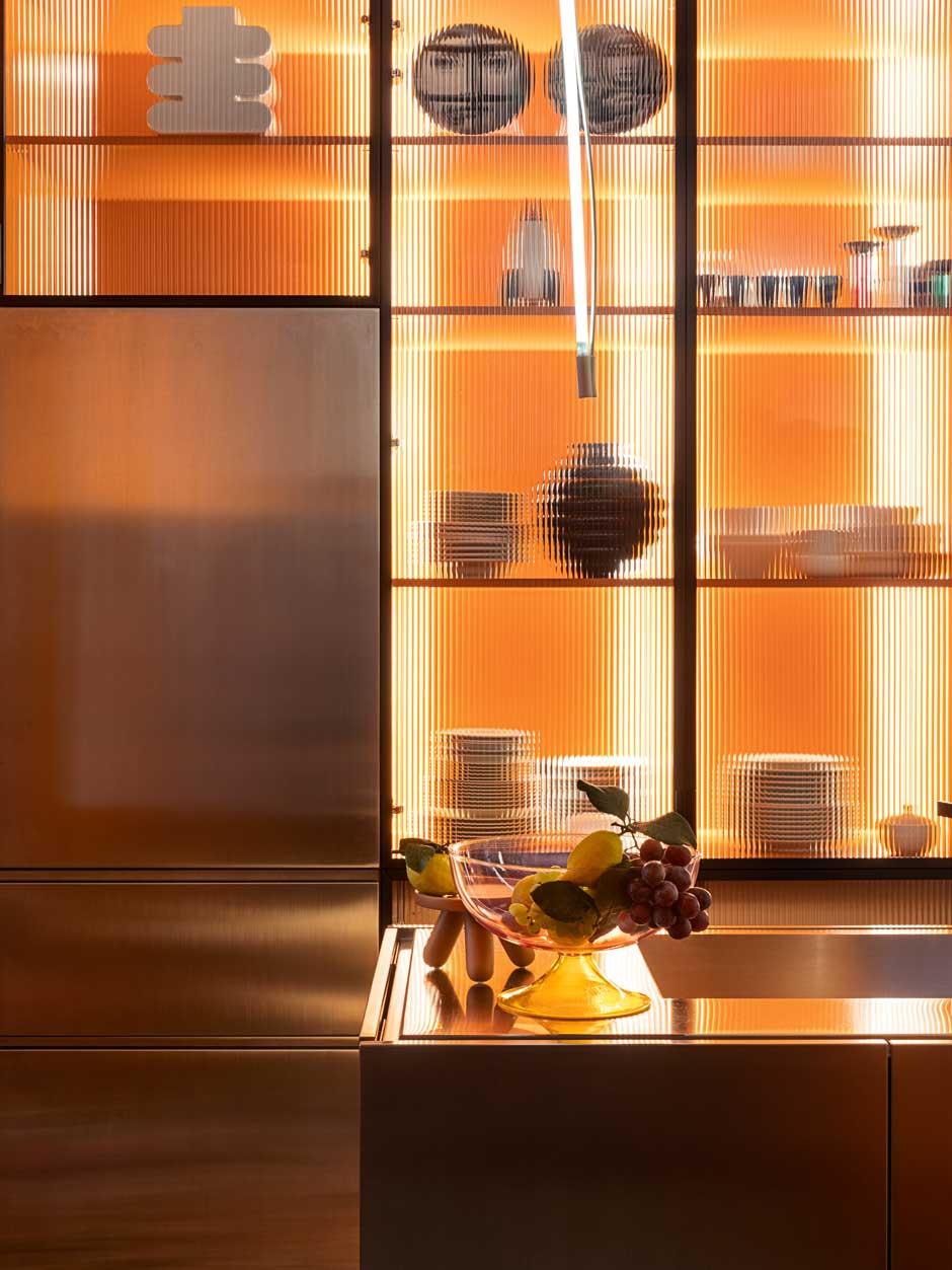 Erleuchtung&nbsp;Das durch das Riffelglas einfallende Licht verleiht der Küche in Kombination mit der Neonbeleuchtung der Deckenlampe eine ganz exquisite Stimmung.