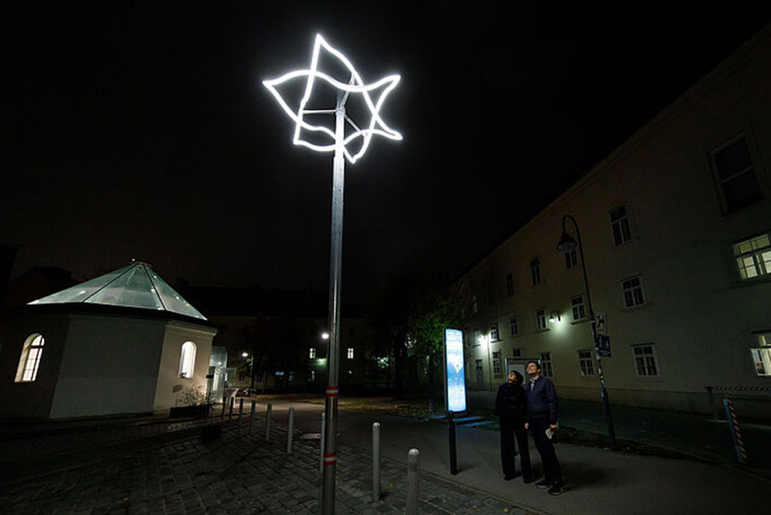 Das Projekt »Lichtzeichen« erinnert an ehemalige Synagogen und Tempel jüdischer Glaubensgemeinschaften in ganz Wien. Die Straßenlaternen sind Mahnmal und Beleuchtung.&nbsp;