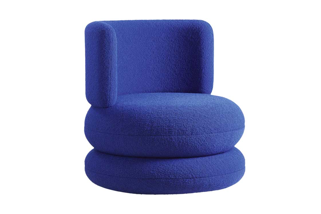 VERPAN 2023&nbsp;Als Neuauflage immer ethisch vertretbar, auch in ernsten Zeiten: ein Echo der Vergangenheit, aus der Ära vor Ölkrise und Klimadesaster: Verner Pantons »Easy Chair« aus dem Jahr 1963. Ein geheimer Klassiker, der damals nie in Serie ging, dafür gibt es jetzt die Gelegenheit, diesen soften Retro-Blob in die Gegenwart zu holen, dank der engagierten Bemühungen von Pantons lizenziertem Erben Verpan aus Dänemark. Aus dieser Sitzposition lässt sich ruhig in die Zukunft gleiten.