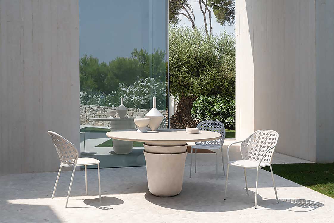 Überlagerung&nbsp;Eben vorgestellt: die Outdoor-Serie »Kasane«, die das japanische Designstudio nendo entworfen hat. Kasane bedeutet übrigens »überlagern«. Das passt, weil sich die Outdoorsaison mittlerweile auch mit dem Winter überlagert. gervasoni1882.com