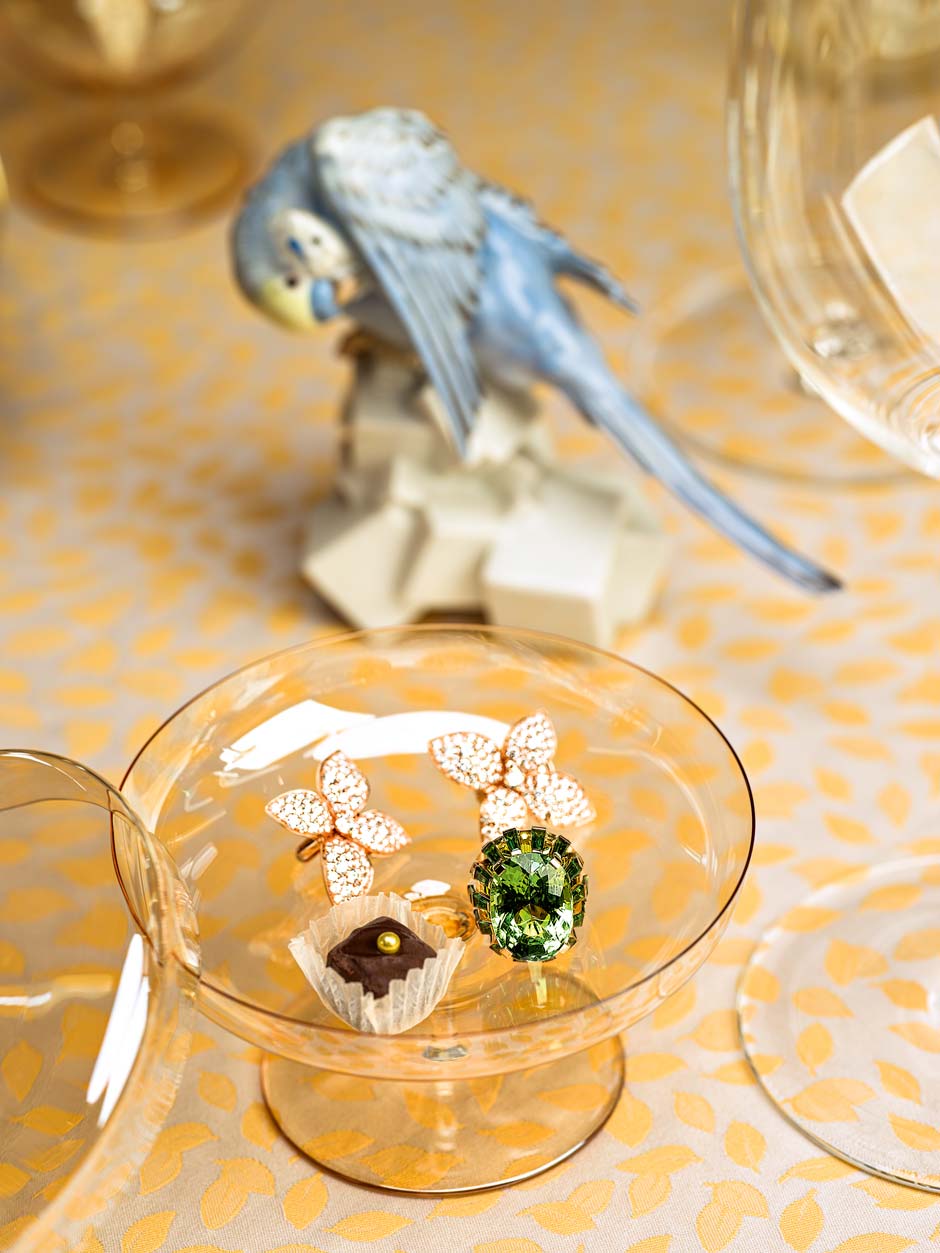 Dekorvogel »Sittich« von Augarten via Kaesser Kunsthandel Michael Schwab. Ohrstecker von Bucherer Fine Jewellery.&nbsp;Ring von Schullin.
