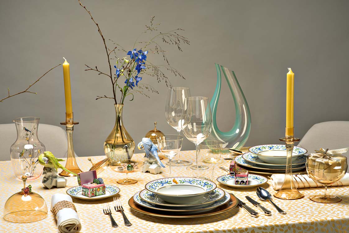 Besteck »Dub« von Sturm Silber Wien.&nbsp;Wasserkrug »Paradiesgarten Vögel«, kleine Weingläser und Wasserbecher&nbsp;von Lobmeyr.&nbsp;Größere Weingläser von Riedel. &nbsp; Dekanter »Amadeo« von Riedel via Cuisinarum Wien.&nbsp;Vase und Kerzenständer von Lobmeyr –Vintagestück via Kaesser Kunsthandel Michael Schwab.&nbsp;Kerzen von Ma Maison. Armreif von Schullin.