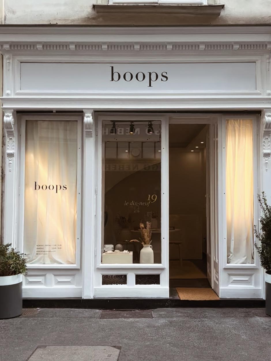 Echte Preziosen&nbsp;Boops ist die Abkürzung für »Basic Hoops«. Das Label bietet im neuen Pop-up-Store moderne Stücke wie Hoops, aber auch zeitlose Kreationen aus 100 Prozent reinem Echtgold an. »Schmuck ist als Geschenk immer eine gute Idee«, findet die Designerin.&nbsp;boops-jewelry.com